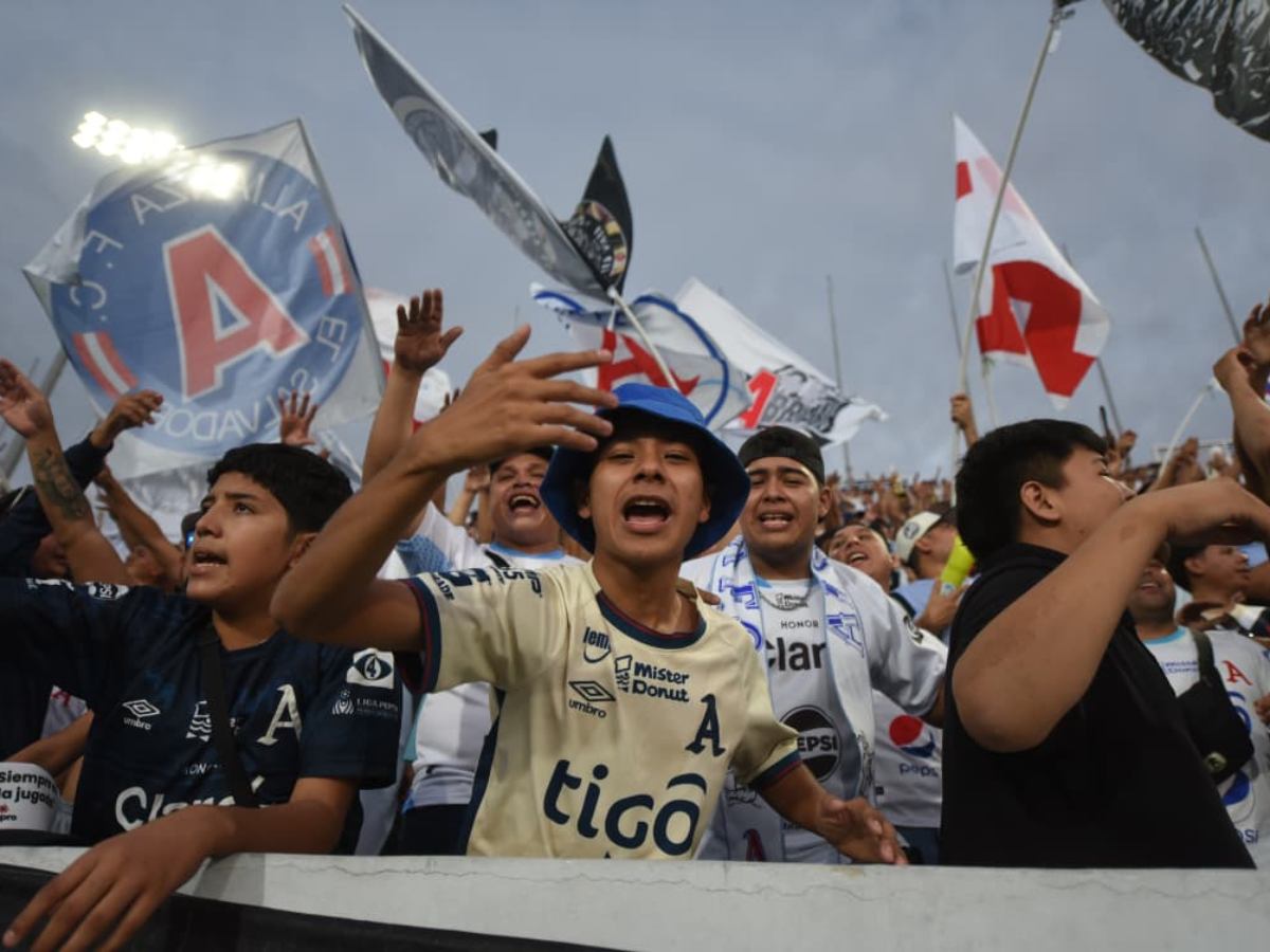La hinchada de Alianza F.C. alienta con banderas y cánticos desde las gradas del estadio Mágico González, impulsando a su equipo en busca del título número 20.