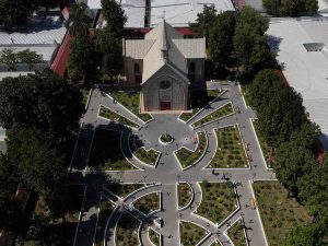 La antigua capilla del Hospital Rosales se mantiene en pie como uno de los pocos elementos originales conservados.