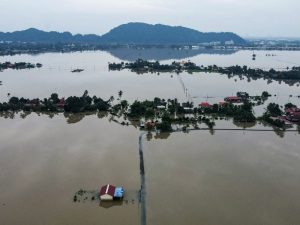 Una vista panorámica muestra extensas áreas inundadas en Sumatra, donde comunidades enteras quedaron rodeadas por agua y lodo tras las lluvias torrenciales.