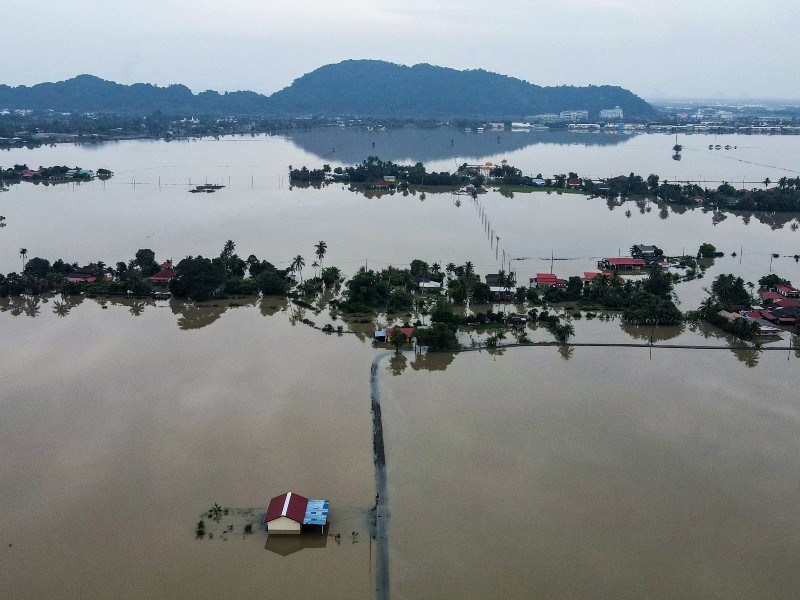 Una vista panorámica muestra extensas áreas inundadas en Sumatra, donde comunidades enteras quedaron rodeadas por agua y lodo tras las lluvias torrenciales.