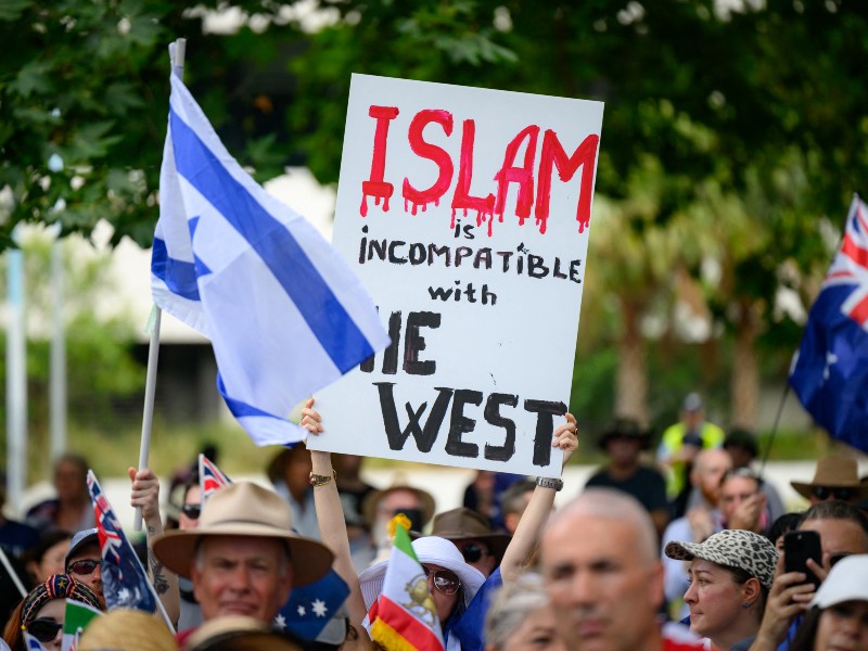 Una persona sostiene un cartel que dice "El Islam es incompatible con Occidente" durante la manifestación antiinmigratoria "Pongamos a Australia primero" en el parque Prince Alfred en Sídney el 21 de diciembre de 2025, una semana después del tiroteo masivo de Bondi Beach.