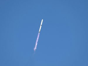 Michaela Benthaus se convirtió en la primera persona en silla de ruedas en viajar más allá de la línea de Kármán a bordo de una misión suborbital de Blue Origin.