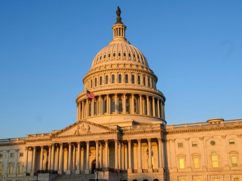 El área cercana al Capitolio permaneció bajo fuerte vigilancia policial tras el descubrimiento de bombas colocadas la víspera del asalto del 6 de enero.