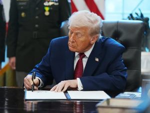 El presidente estadounidense, Donald Trump, firma una orden ejecutiva que designa el fentanilo ilícito como arma de destrucción masiva (ADM) en el Despacho Oval de la Casa Blanca.