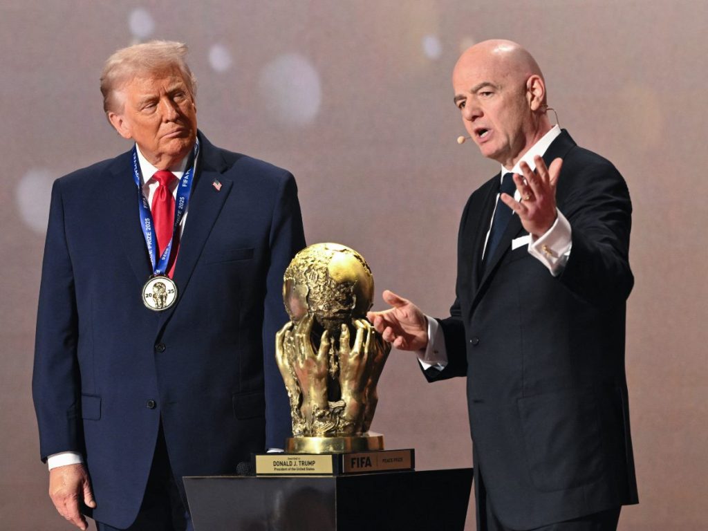 Gianni Infantino guía a Donald Trump durante el sorteo del Mundial 2026, en medio de una gala marcada por la entrega del polémico Premio FIFA de la Paz al mandatario estadounidense.