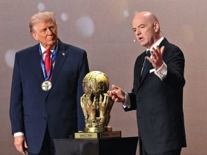 Gianni Infantino guía a Donald Trump durante el sorteo del Mundial 2026, en medio de una gala marcada por la entrega del polémico Premio FIFA de la Paz al mandatario estadounidense.