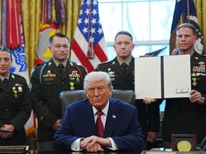 Donald Trump (C) muestra una orden ejecutiva firmada en la que se designa al fentanilo ilícito como arma de destrucción masiva (ADM) en el Despacho Oval de la Casa Blanca, en Washington, DC, EE.UU.