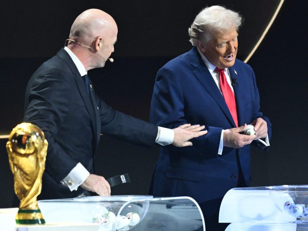 El presidente de Estados Unidos, Donald Trump, observa el trofeo del Primer Premio FIFA de la Paz mientras el presidente de la FIFA, Gianni Infantino, destaca sus supuestos esfuerzos diplomáticos durante la ceremonia realizada en el Centro Kennedy de Washington.