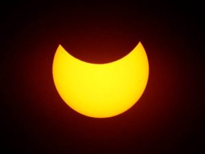 Esta fotografía tomada el 25 de octubre de 2022 muestra la luna oscureciendo parcialmente el disco solar durante un eclipse solar parcial visible desde el Observatorio Givatayim en la ciudad costera mediterránea de Tel Aviv en Israel