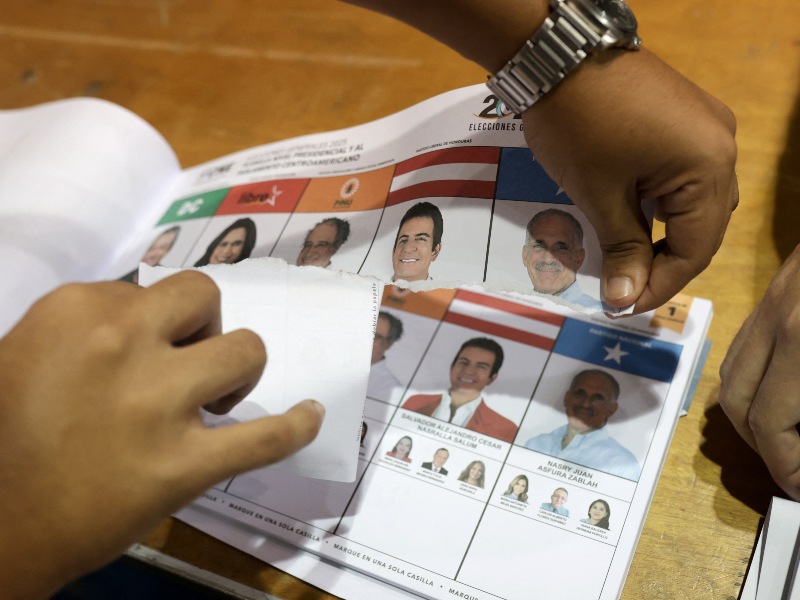 Un funcionario electoral rasga una papeleta sin marcar tras el cierre de los colegios electorales durante las elecciones generales de Honduras en Tegucigalpa el 30 de noviembre de 2025.