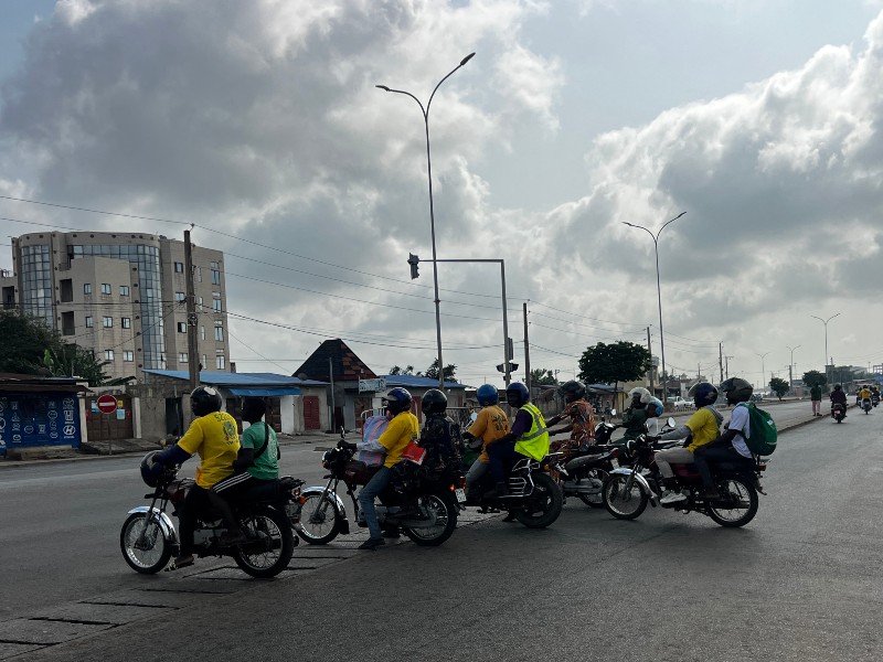 Mototaxis que transportan pasajeros se detienen en una encrucijada en Cotonú tras los rumores de un posible golpe de Estado en el país el 7 de diciembre de 2025.