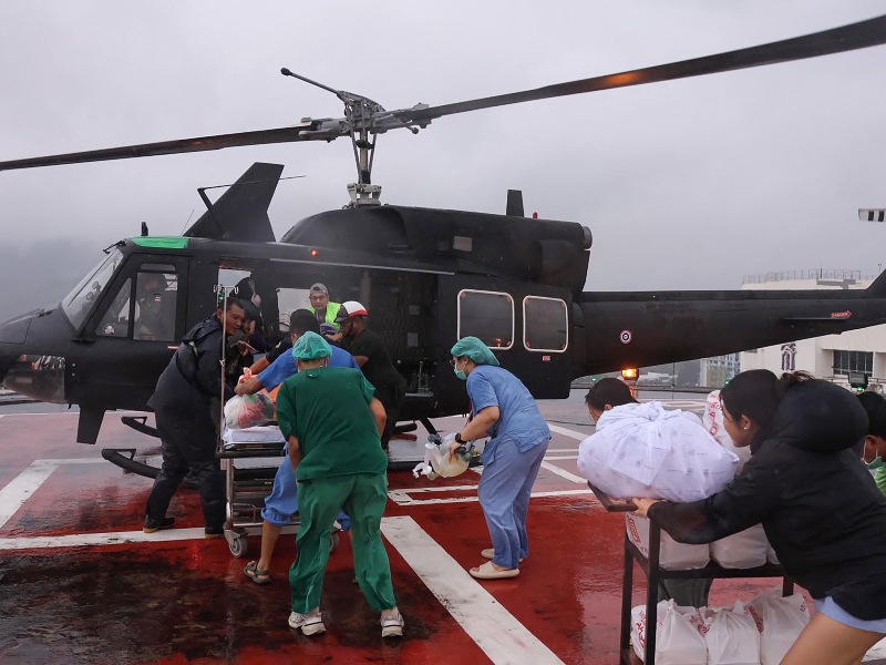 Un helicóptero militar traslada a afectados desde una zona completamente inundada, en medio de las operaciones de rescate en Asia.