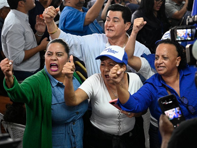 Los seguidores del candidato presidencial de Honduras, Nasry Asfura, del Partido Nacional, celebran después de que el Consejo Nacional Electoral (CNE) lo declare ganador de las elecciones presidenciales en Tegucigalpa el 24 de diciembre de 2025.