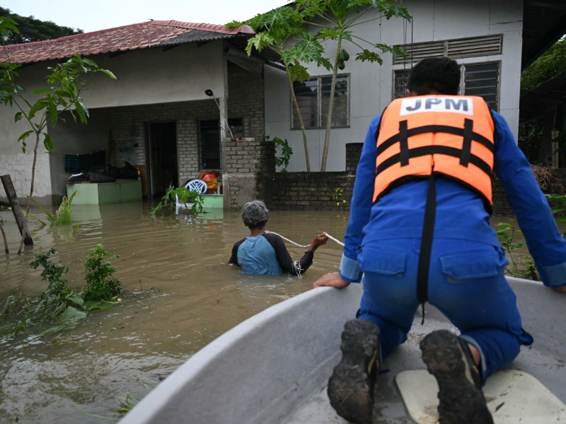 Rescatistas ayudan a evacuar a familias en zonas anegadas de Sumatra, tras las inundaciones que dejaron cientos de víctimas.
