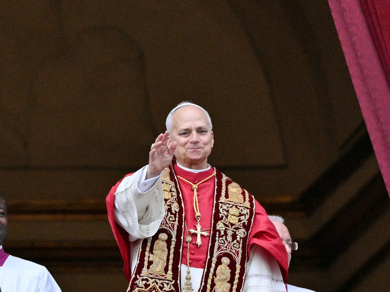 El papa León XIV saluda a los fieles desde el balcón central de la basílica de San Pedro antes de la bendición Urbi et Orbi.