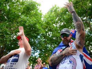 Los participantes lloran a las víctimas del tiroteo masivo de Bondi Beach durante la manifestación antiinmigratoria 'Pongamos a Australia primero' en el parque Prince Alfred en Sídney el 21 de diciembre de 2025, una semana después del incidente.