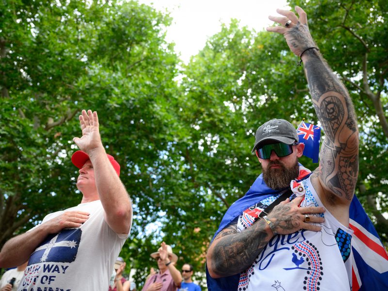 Los participantes lloran a las víctimas del tiroteo masivo de Bondi Beach durante la manifestación antiinmigratoria 'Pongamos a Australia primero' en el parque Prince Alfred en Sídney el 21 de diciembre de 2025, una semana después del incidente.