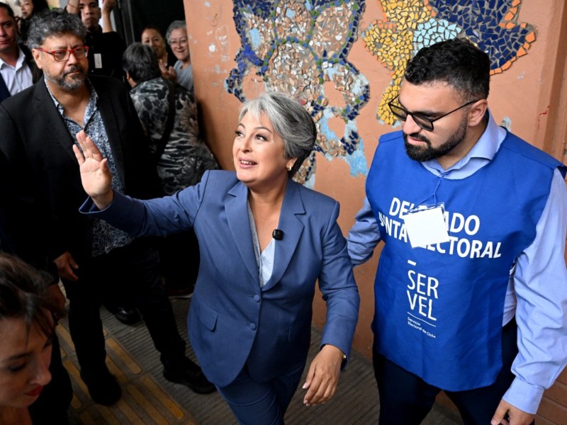 La abogada Jeannette Jara durante el momento de su votación, 14 de diciembre de 2025. / Foto AFP