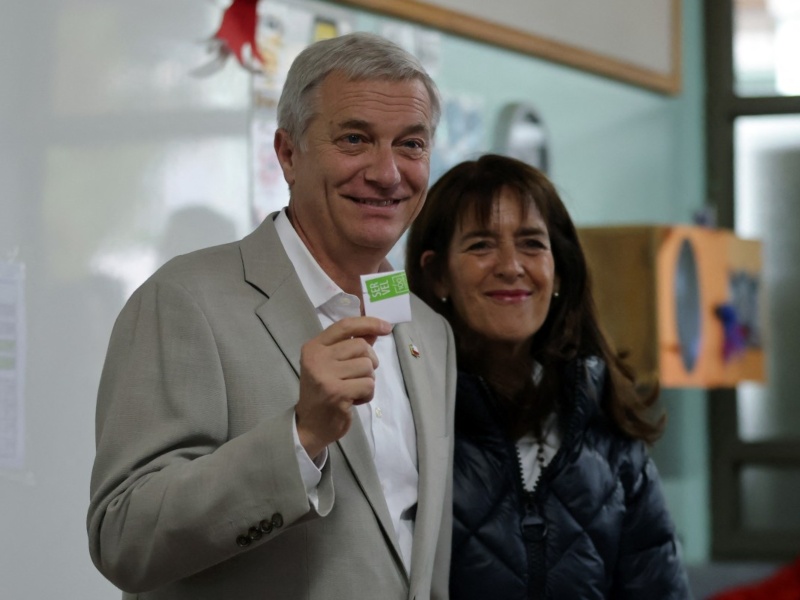 El republicano Kast ejerce su voto. / Foto AFP