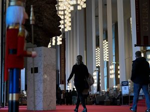 El Kennedy Center de Washington exhibe el nuevo nombre de Donald Trump tras una votación de su junta directiva, una decisión que desató controversia legal y rechazo de artistas.