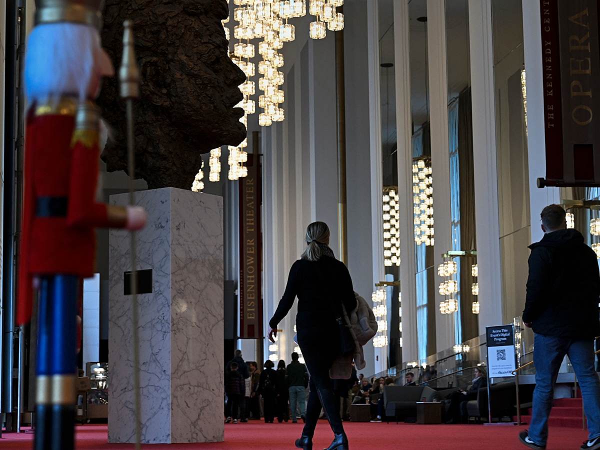 El Kennedy Center de Washington exhibe el nuevo nombre de Donald Trump tras una votación de su junta directiva, una decisión que desató controversia legal y rechazo de artistas.