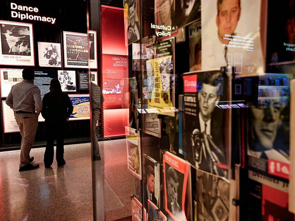 Visitantes recorren una exhibición sobre John F. Kennedy en el Kennedy Center de Washington, rebautizado tras la incorporación del nombre de Donald Trump, en medio de un debate legal y cultural.