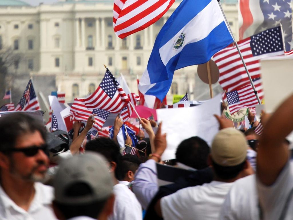 Miles de salvadoreños enfrentan un panorama migratorio más restrictivo en Estados Unidos, marcado por deportaciones y cambios legales.