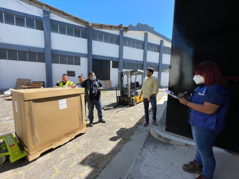 Autoridades del Hospital Rosales durante la entrega del donativo gestionado por FUSAL, con apoyo de Direct Relief y SAHF.