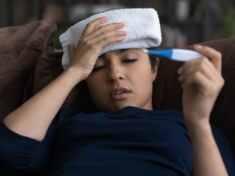 La fiebre es uno de los síntomas más comunes de la malaria.