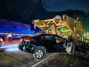 Un fuerte accidente ocurrido anoche en la carretera Los Chorros provocó un amplio congestionamiento