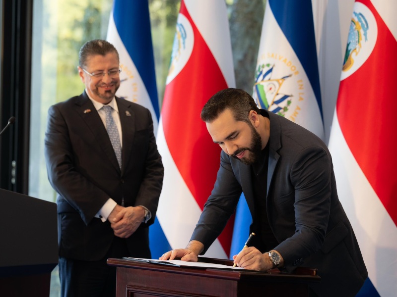 Nayib Bukele firma el acuerdo Escudo de las Américas durante el encuentro bilateral en Coatepeque.