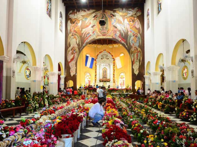 Fieles participan en las tradicionales mañanitas a la Virgen de Guadalupe en Antiguo Cuscatlán.