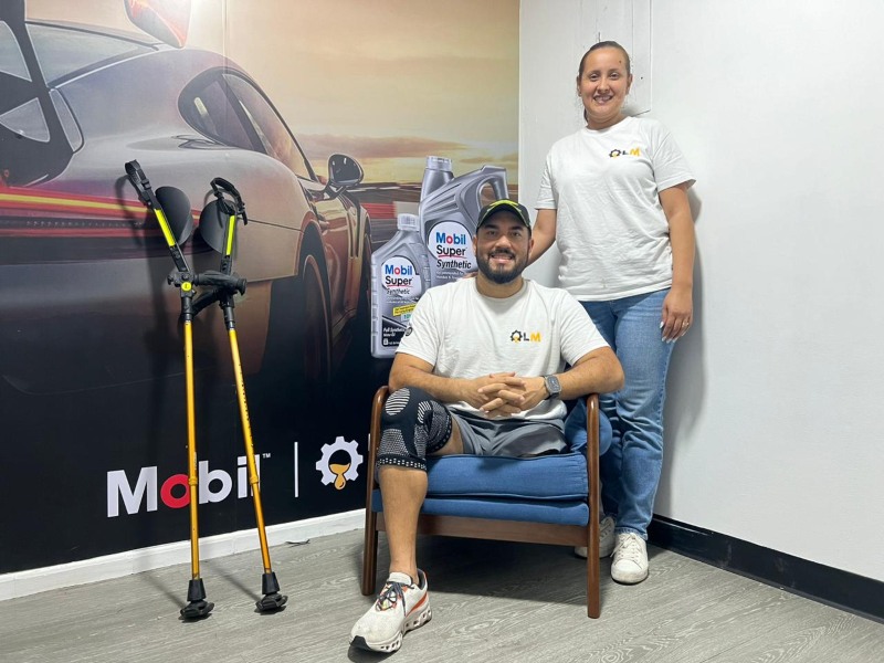 Luis acompañado de su esposa, cuya presencia ha sido clave en su proceso de adaptación y fortaleza emocional.