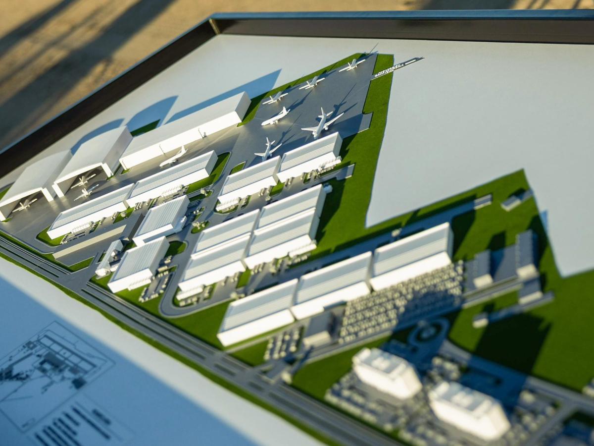 Autoridades colocan la primera piedra de AirCity, un proyecto clave para el desarrollo logístico y económico de El Salvador.