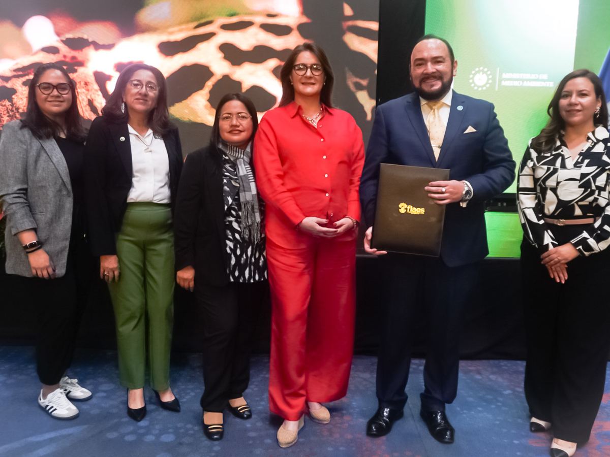 Autoridades de FIAES, MARN, ROC y organizaciones aliadas durante el lanzamiento oficial del estudio que evaluará la salud de los ecosistemas arrecifales salvadoreños.