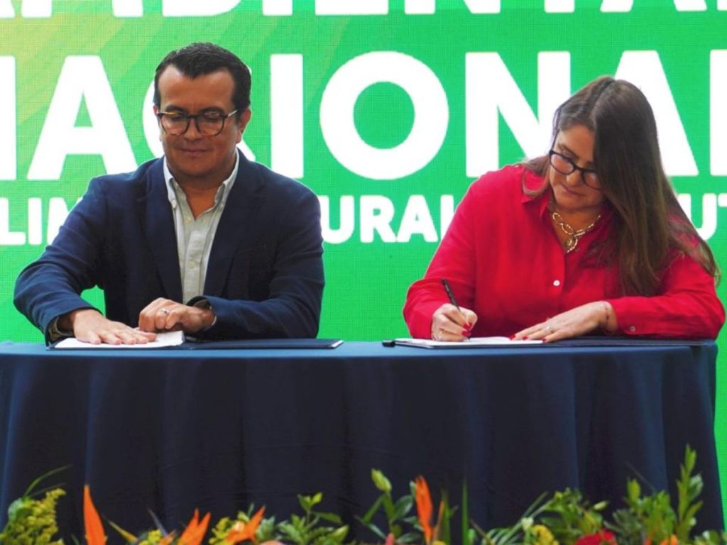 Representantes de FIAES y la Red de Observadores Ciudadanos (ROC) formalizan el convenio para la ejecución del primer diagnóstico bioecológico de arrecifes en El Salvador.