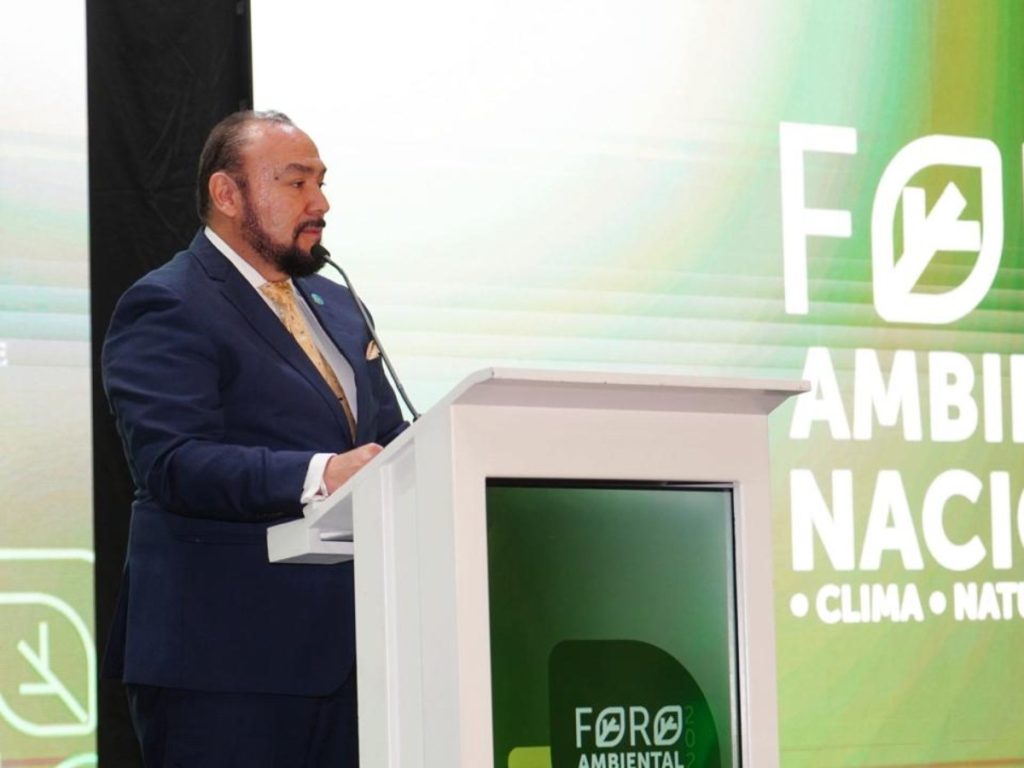 El director ejecutivo de FIAES, Jorge Oviedo, junto a autoridades y aliados estratégicos, durante la presentación del proyecto de evaluación arrecifal en el Foro Ambiental Nacional 2025.