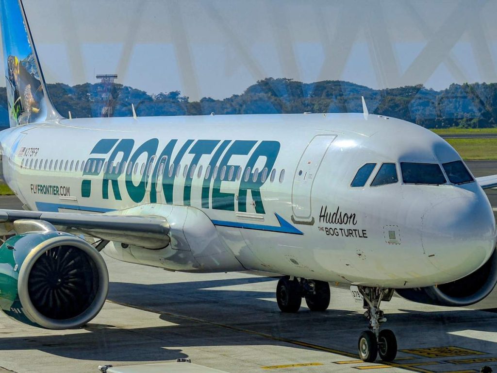 Viajeros salvadoreños y turistas internacionales recorren las modernas instalaciones del Aeropuerto Internacional de El Salvador, punto clave de conectividad regional.