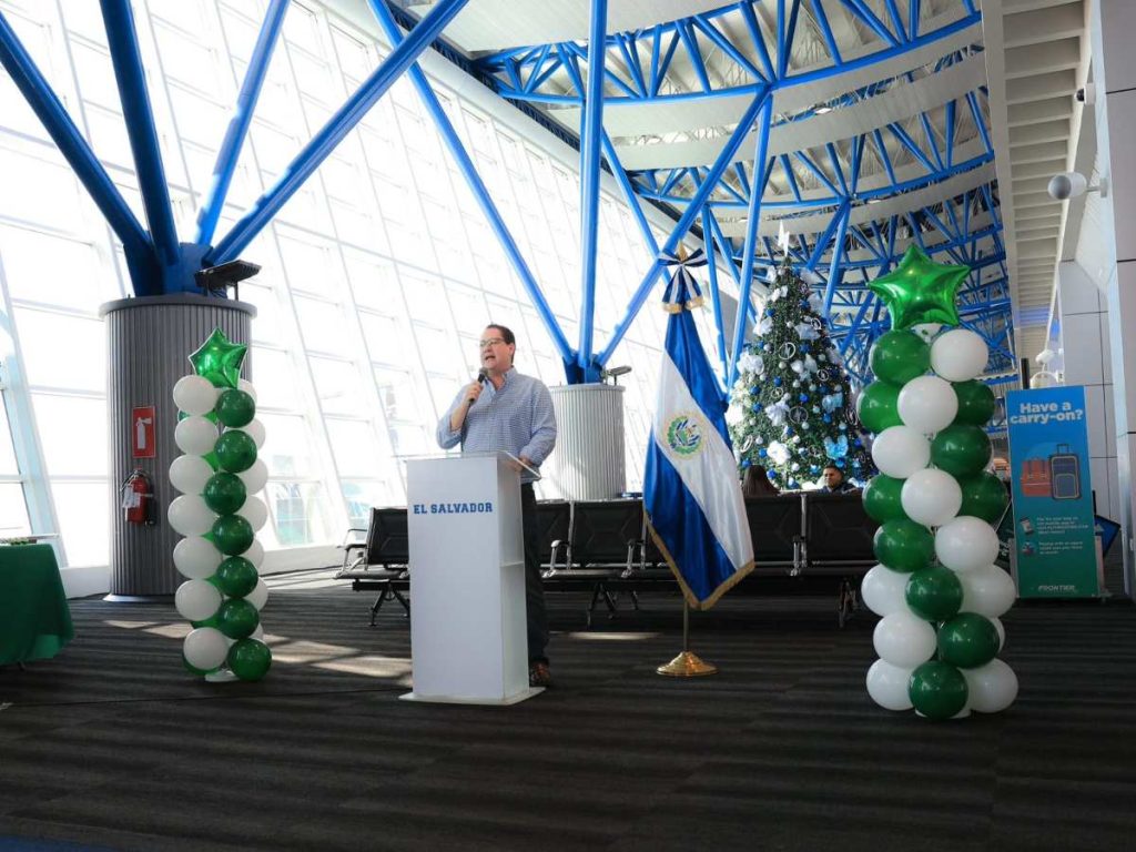 Viajeros salvadoreños y turistas internacionales recorren las modernas instalaciones del Aeropuerto Internacional de El Salvador, punto clave de conectividad regional.