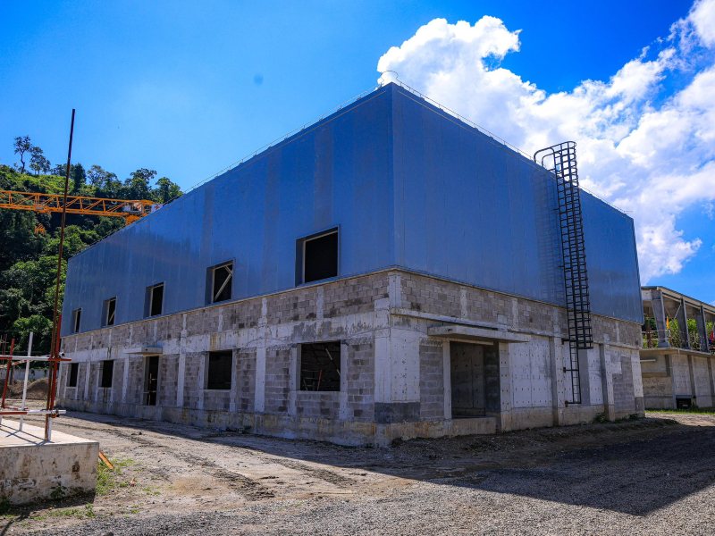 La futura planta potabilizadora de Ilopango avanza hacia su fase más delicada, que incluye la instalación de equipo eléctrico y de bombeo.