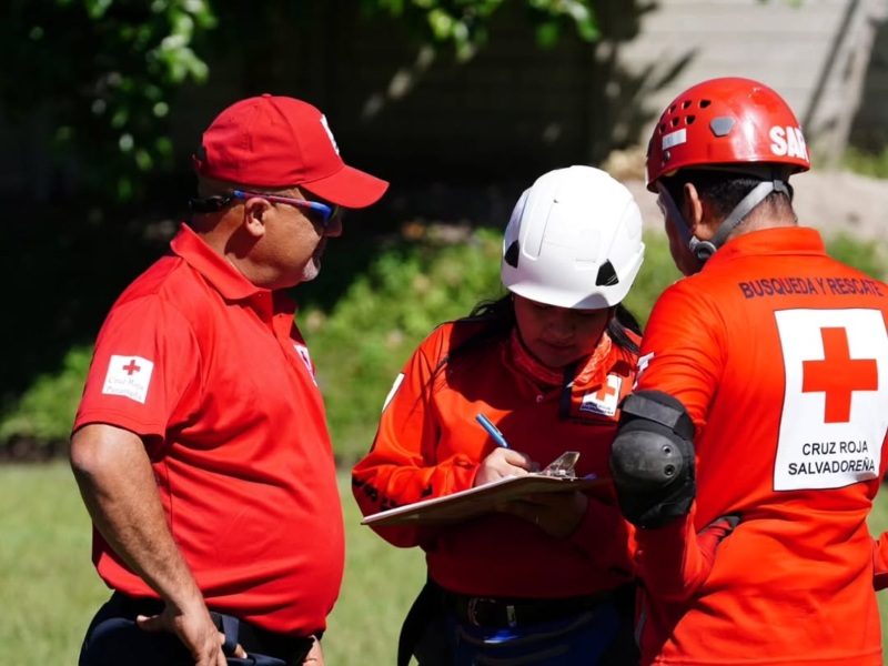 Formación de búsqueda y rescate avanza con el acompañamiento de instructores especializados.
