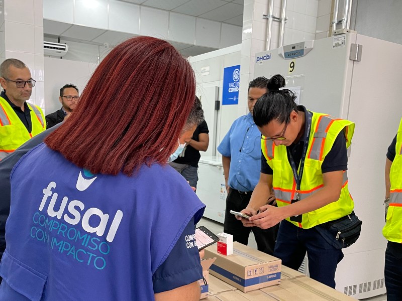 Lote de medicamentos donado por FUSAL, Direct Relief y SAHF, listo para su distribución en el Hospital Benjamín Bloom y el Hospital Rosales.