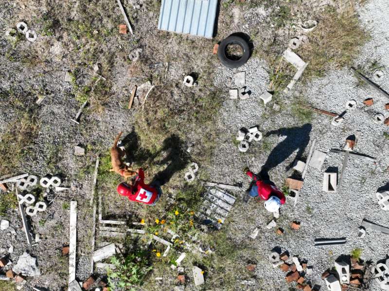 Instructores supervisan las pruebas finales del curso básico de búsqueda y rescate.