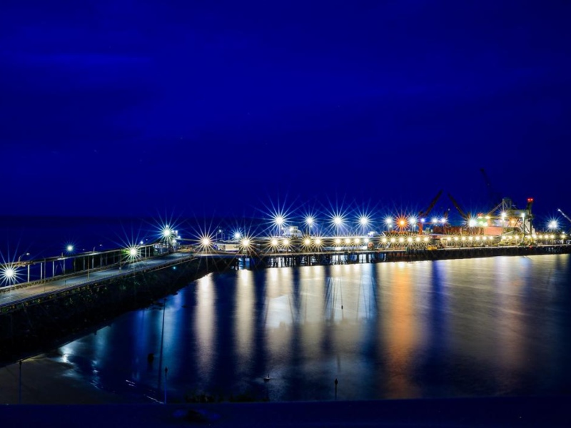 Vista nocturna del puerto de Acajutla, donde la modernización ha mejorado la eficiencia operativa.