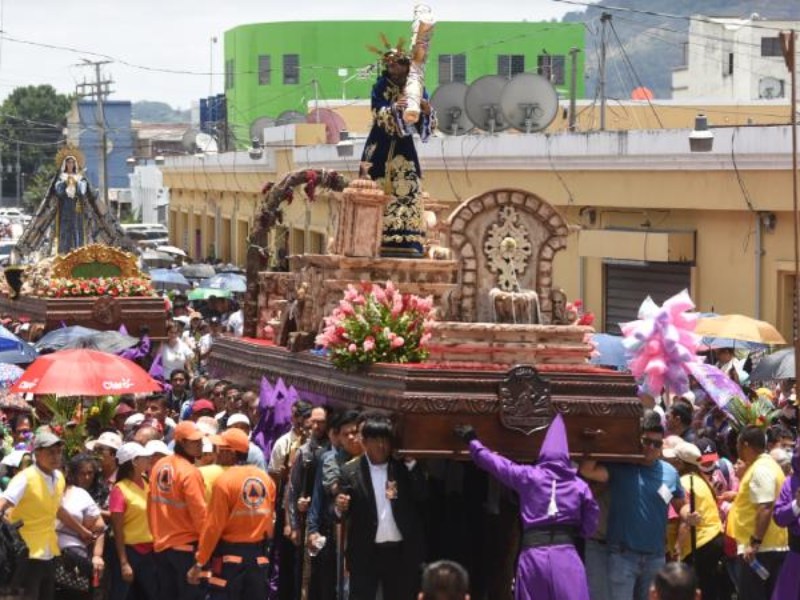 Procesiones de Semana Santa, una tradición que atrae a viajeros de todo el mundo.