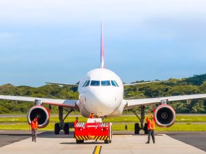 La Asamblea Legislativa aprobó la reforma al Convenio de Transporte Aéreo entre El Salvador y España, que permitirá duplicar las frecuencias de vuelos semanales y fortalecer la conectividad internacional del país.
