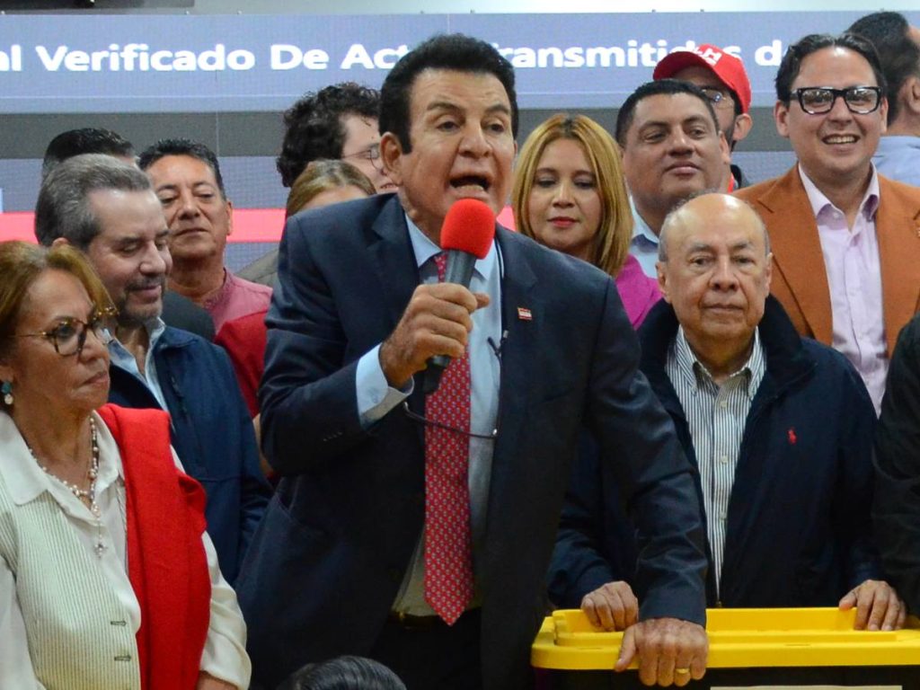  El candidato a la Presidencia de Honduras Salvador Nasralla habla durante la presentación de la copia de las actas de votación este martes, en Tegucigalpa (Honduras). 