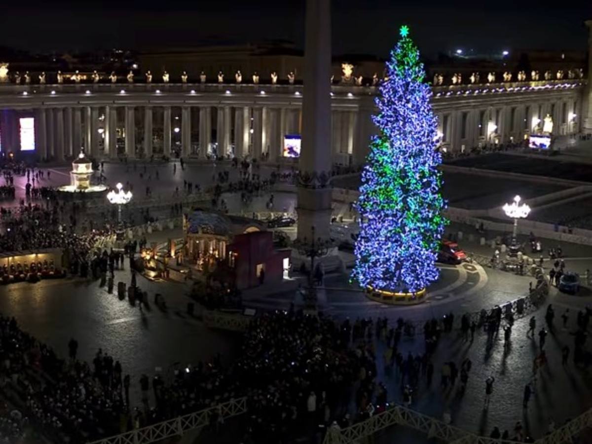 Fieles y turistas observan el belén instalado en la Plaza de San Pedro, una obra inspirada en la tradición del sur de Italia que marca el inicio de la Navidad en el Vaticano. EFE