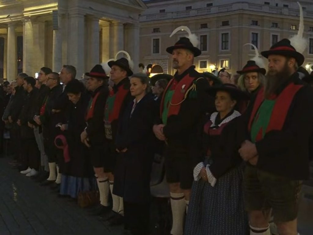 Vista nocturna del árbol de Navidad iluminado en la Plaza de San Pedro, una picea de Noruega de 25 años que preside las celebraciones navideñas en el Vaticano. / Vaticano News.