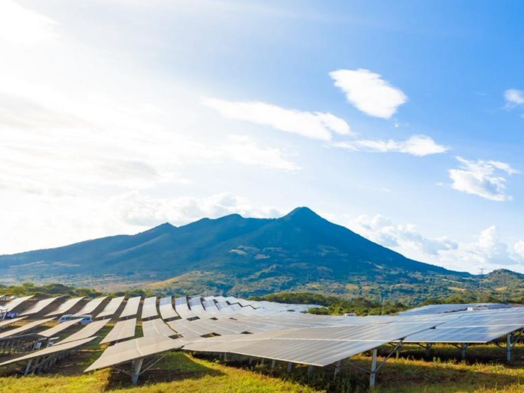 Los 35,000 módulos solares instalados en Usulután ayudarán a reducir hasta 20,000 toneladas de CO₂ al año, según CEL.